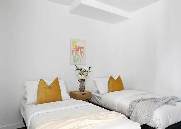 A Stylish 2Br Apt Next To Southern Cross With City Views
