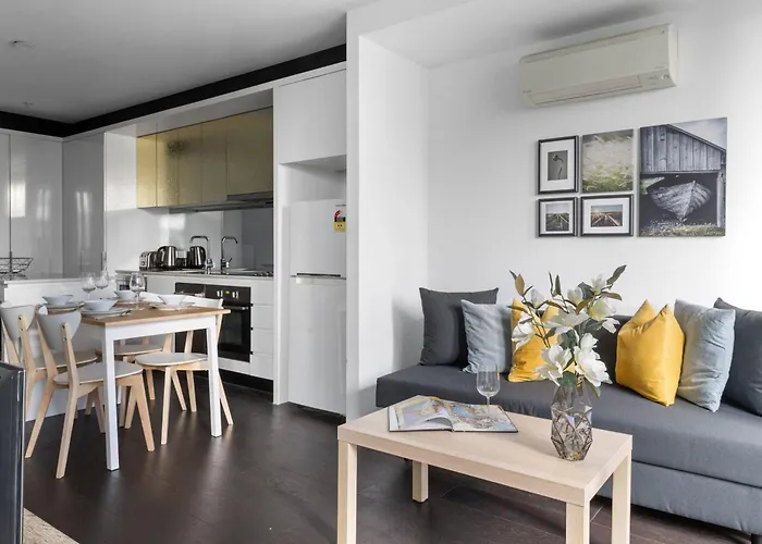 A Stylish 2Br Apt Next To Southern Cross With City Views
